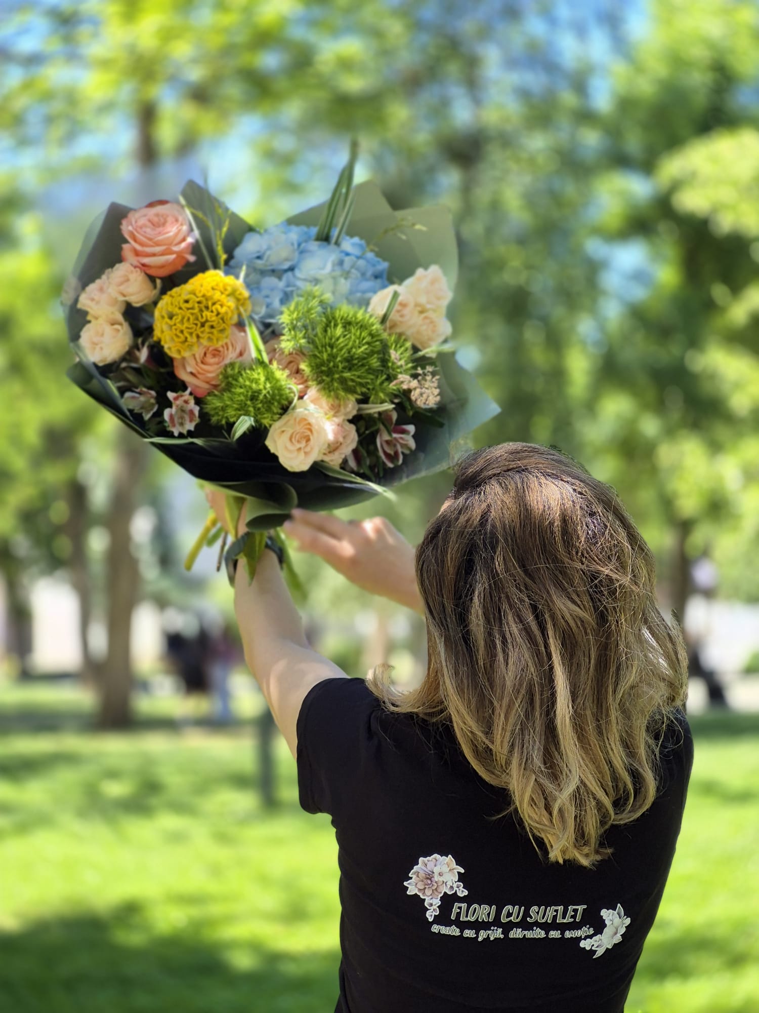 Buchet colorat cu hortensii albastre și trandafiri - Aranjamente florale Beclean